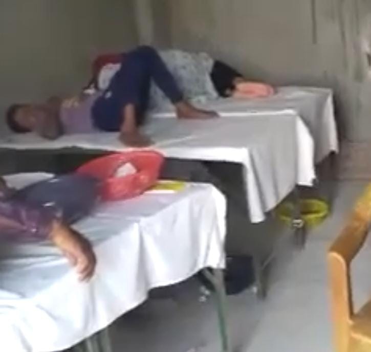 आवंलखेड़ा में निर्माणाधीन मकान में दावत वाली टेबल पर मरीजों के इलाज का वीडियो सोशल मीडिया पर वायरल हुआ है। - Dainik Bhaskar