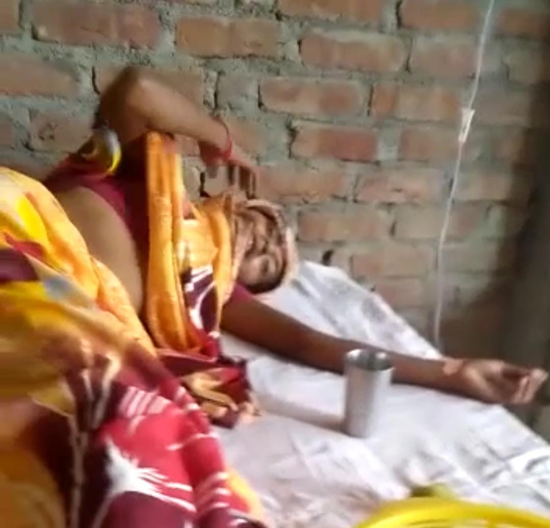 दावत में प्रयोग होने वाली टेबल पर मरीज का उपचार।