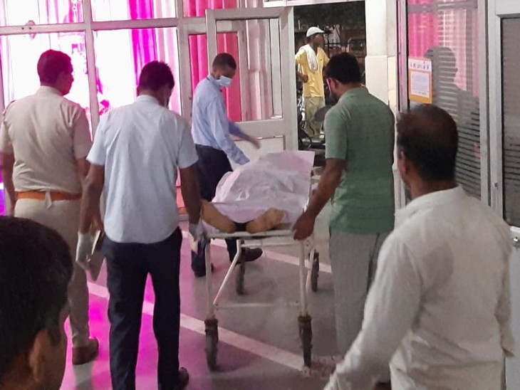 मृतक गौरव के शव को सिविल अस्पताल ले जाते पुलिस मुलाजिम और स्वास्थ्यकर्मी।