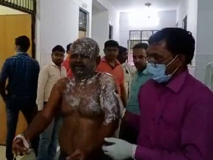 घायल कौशल किशोर का जिला अस्पताल में इलाज किया जा रहा है। - Dainik Bhaskar