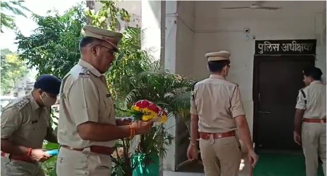 गार्ड ऑफ ऑनर लेकर कार्यालय की ओर बढ़ते SP मीणा।