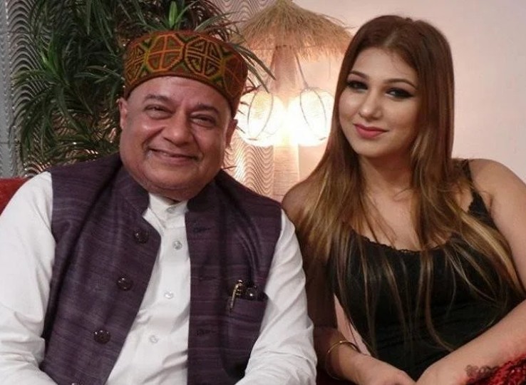 बिग बॉस रियलिटी शो में भजन सम्राट अनूप जलोटा और 37 साल छोटी उनकी स्टूडेंट जसलीन मथारु के बीच लव अफेयर के खूब चर्चे हुए थे। हालांकि बाद में जलोटा ने इसे जसलीन के कॅरियर को संवारने के लिए किया गया एक पब्लिसिटी स्टंट बता दिया था।