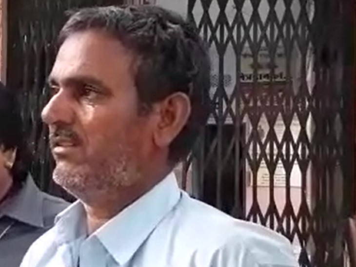 अस्पताल में रोते हुए बच्चे का पिता।