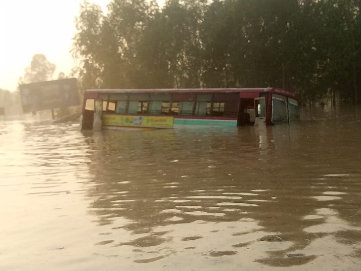 मुरादाबाद में 3 दिन से बारिश नहीं थी। धूप निकली हुई थी। इसके बाद भी रामनगर बैराज से पानी छोड़े जाने की वजह से नेशनल हाईवे पानी में डूब गया। करीब 100 गांवों में बाढ़ है। - Dainik Bhaskar