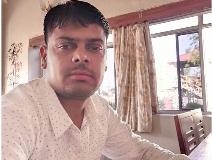 परिवार ने आरोपी शिक्षक के खिलाफ कड़ी कार्रवाई की मांग की है।