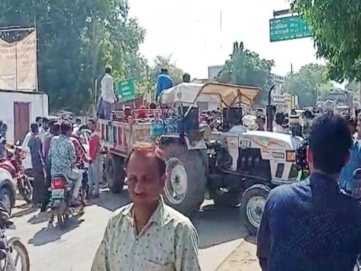परिजनों ने शव रखी ट्राॅली को बीच सड़क पर खड़ी कर चक्काजाम कर दिया।