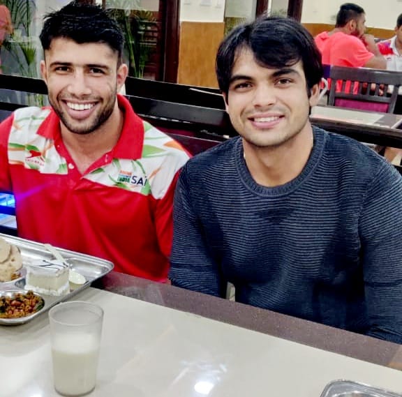 जींद के सुमित कुंडू के साथ पटियाला NIS कैंप में खाना खाते नीरज चोपड़ा।