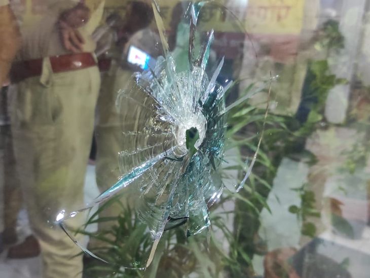 पेट्रोल पंप के शीशे पर लगी गोली।