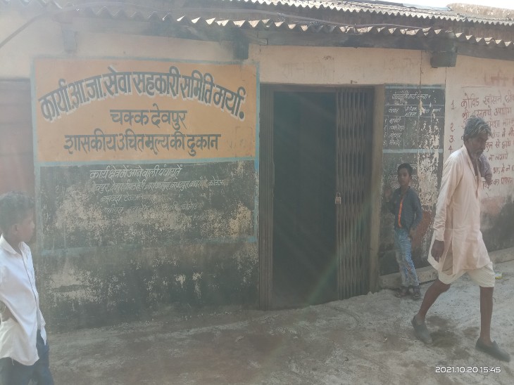 चकदेवपुर सोसाइटी पर बुधवार तक खाद नहीं पहुंचा था।