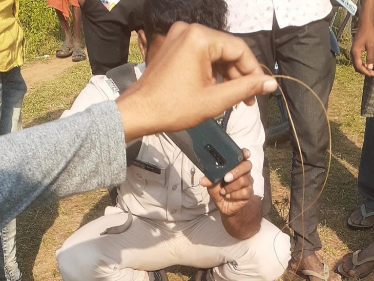 घटनास्थल पर प्लास्टिक का तांत मिला है। इसी से गला घोंटा गया।