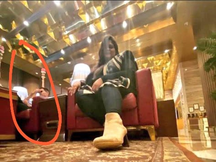 नवाब मलिक ने इसी तस्वीर को दिखाते हुए कहा था कि समीर वानखेड़े दुबई में जाकर वसूली कर रहे हैं। हालांकि वानखेड़े ने कहा है कि वे कभी दुबई गए ही नहीं।