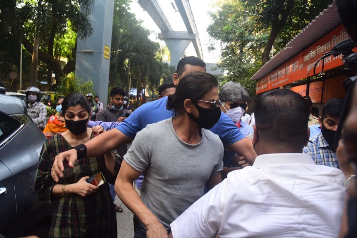 शाहरुख की एक झलक पाने के लिए भारी संख्या में मीडियाकर्मियों और लोगों की भीड़ जेल के बाहर जमा हो गई थी।