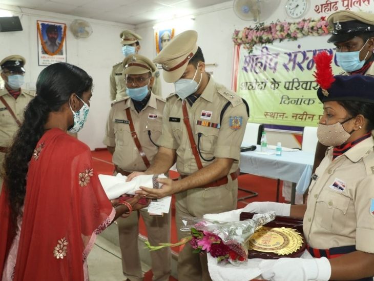 पुलिस संस्मरण दिवस पर SSP ने शहीद पुलिसकर्मियों के परिजनों को सम्मानित किया। - Dainik Bhaskar