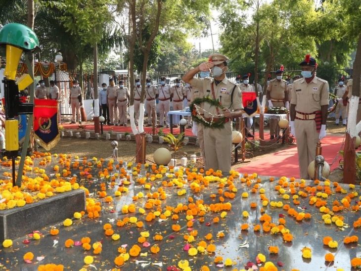 पुलिस लाइन के साथ जैप-1 परिसर में भी शहीद पुलिसकर्मियों को श्रद्धांजलि दी गई।