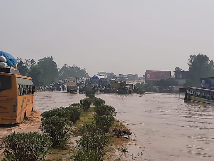 बाढ़ की तस्वीरें।