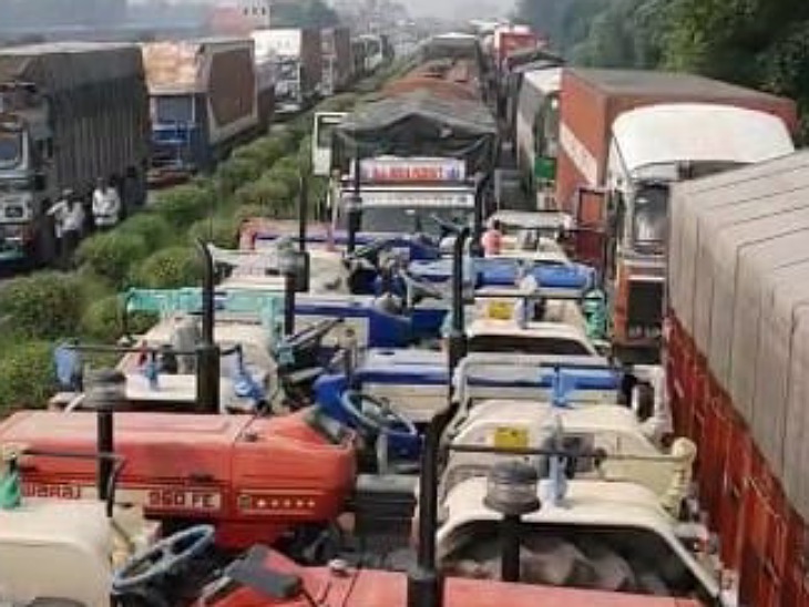 हाईवे पर वाहनों की कतारें।