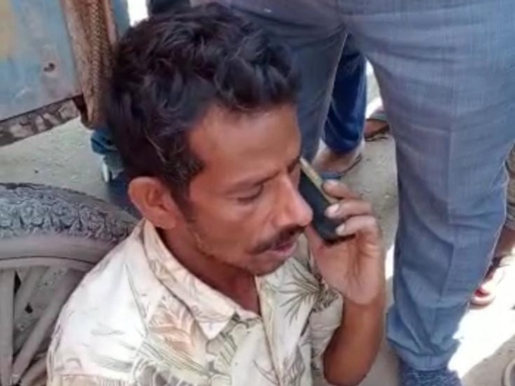 फोन पर अपने मालिक को घटना की जानकारी देता मजदूर मनोज पासवान जिसकी टांग निहंग ने तोड़ दी। - Dainik Bhaskar