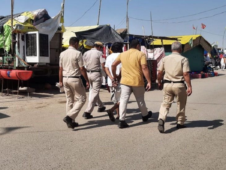सिंघु बॉर्डर पर मुर्गा न देने वाले मजदूर की टांग तोड़ने वाले निहंग नवीन संधू को थाने ले जाती पुलिस।
