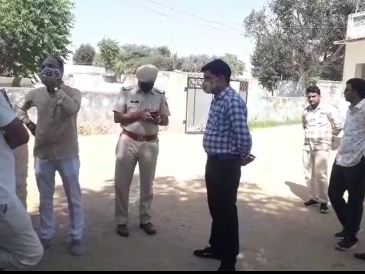 स्कूल में जांच के लिए पहुंची शिक्षा विभाग की टीम।