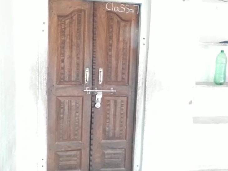 गणेश की मौत के बाद क्लास रूम में लटका ताला ।