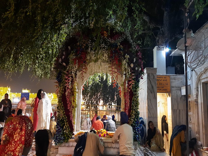 दुख भंजनी बेरी के पास बने इसी स्थल पर बैठकर श्री गुरु रामदास जी दरबार साहिब का काम देखते थे और जाप भी करते थे।