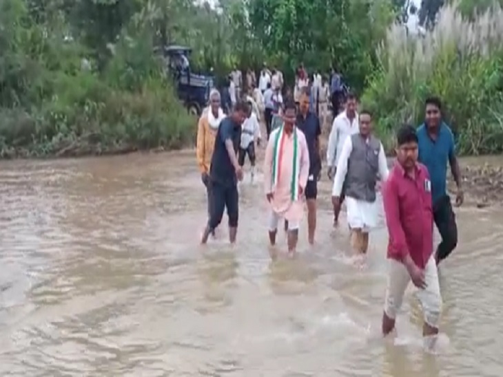 मंत्री अमरजीत भगन ने मैना नदी पार था।