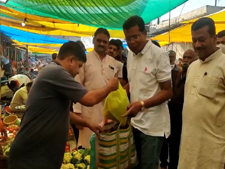 सब्जी लेते मरकाम।