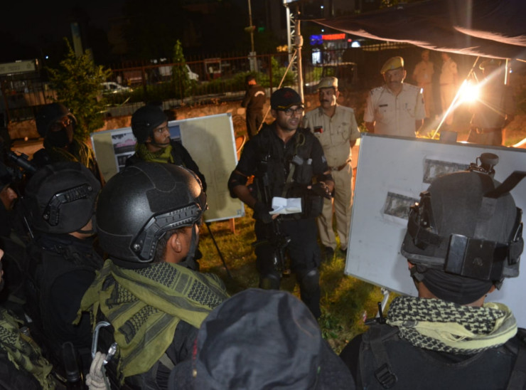 मॉक ड्रिल में मंदिर में मौजूद आतंकियों के निपटने के लिए आसपास की लोकेशन के बारे में कमांडो टीम को समझाया गया, ताकि बंधक बने लोगों को सकुशल मुक्त करवाया जा सके।