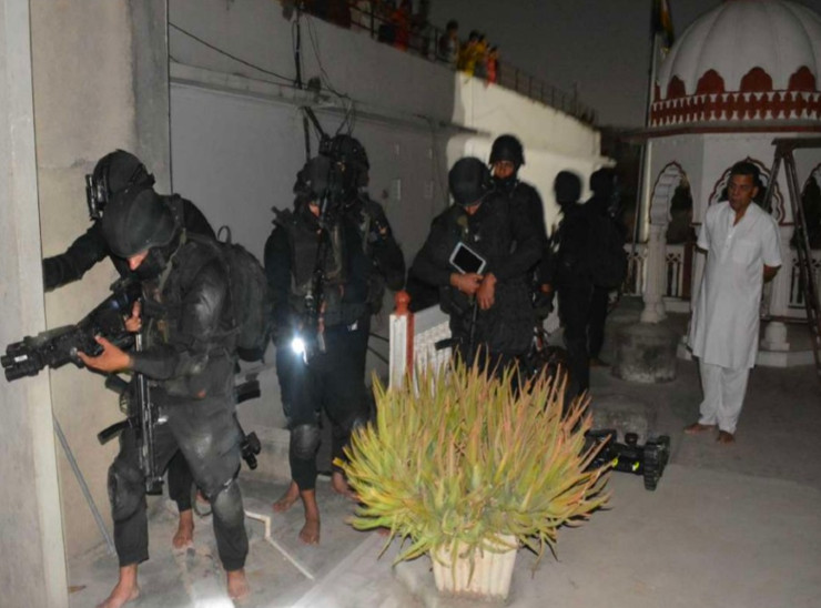 गणेश मंदिर में महंत की सूचना पर बंधक बनाए गए लोगों को छुड़ाने के लिए पहुंचे हथियारबंद कमांडो।