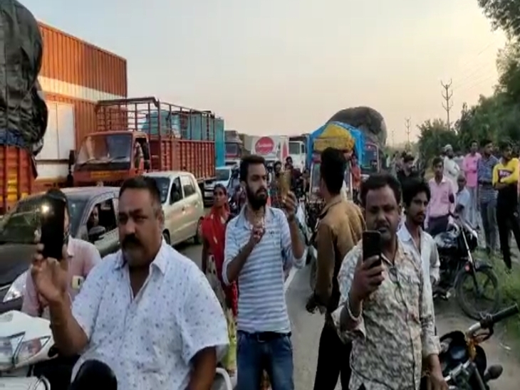 हादसे के वक्त मौके पर भीड़ जमा हो गई। लोग इसका वीडियो बनाने लगे।