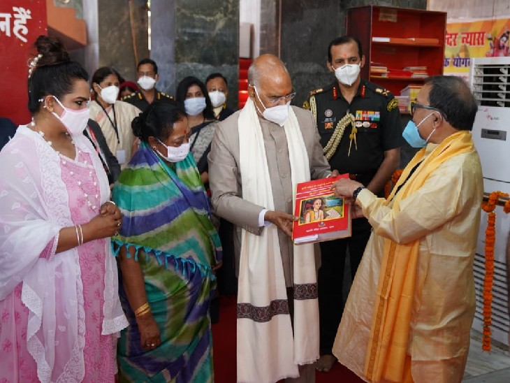 महावीर मंदिर में केसरिया के राम मंदिर की स्मृति चिह्न और रामचरित मानस भेंट किया गया।
