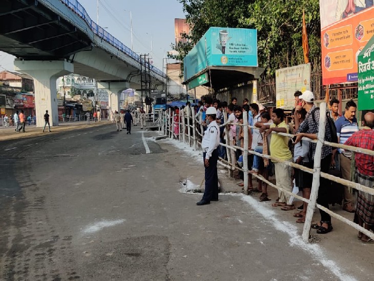 महावीर मंदिर के बाहर सड़क पर बैरिकेडिंग कर दी गई।