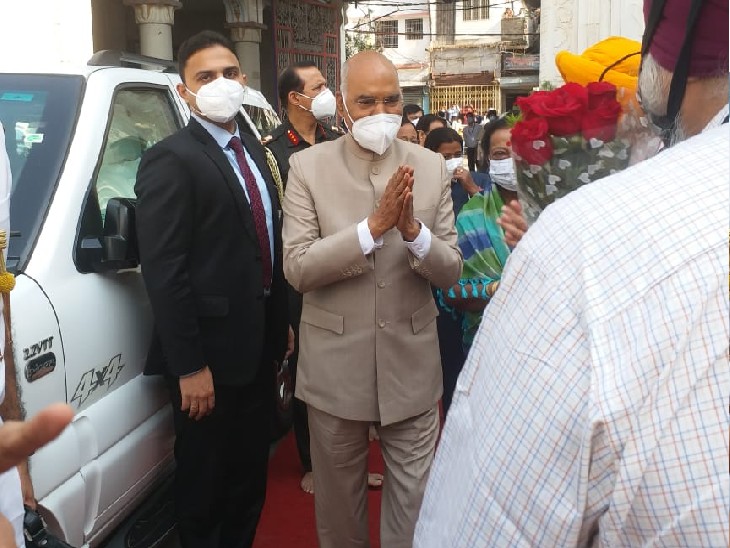 गुरुद्धारा में राष्ट्रपति लोगों को अभिवादन स्वीकार करते हुए।