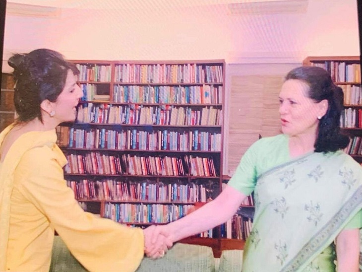 Amarinder showed the reach of Arusa Alam to the Congressmen through this picture with Sonia Gandhi.  - Dainik Bhaskar