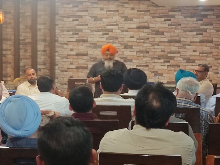 मीटिंग में बोलते प्रधान परमजीत सिंह दोआबा