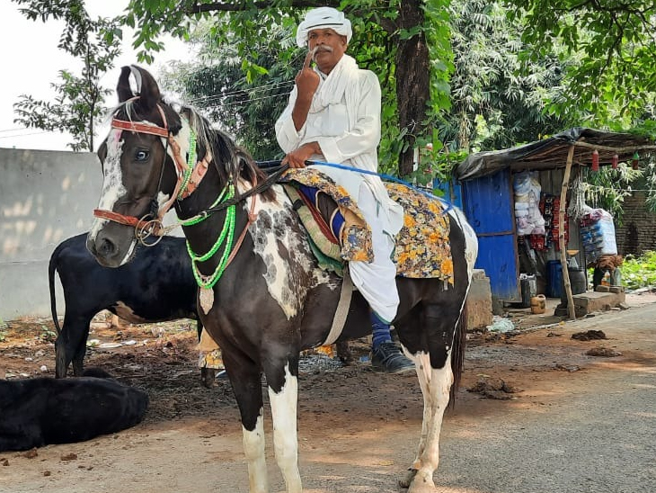 भोजपुर के बिहियां में वोट डालकर लौटे मतदाता।