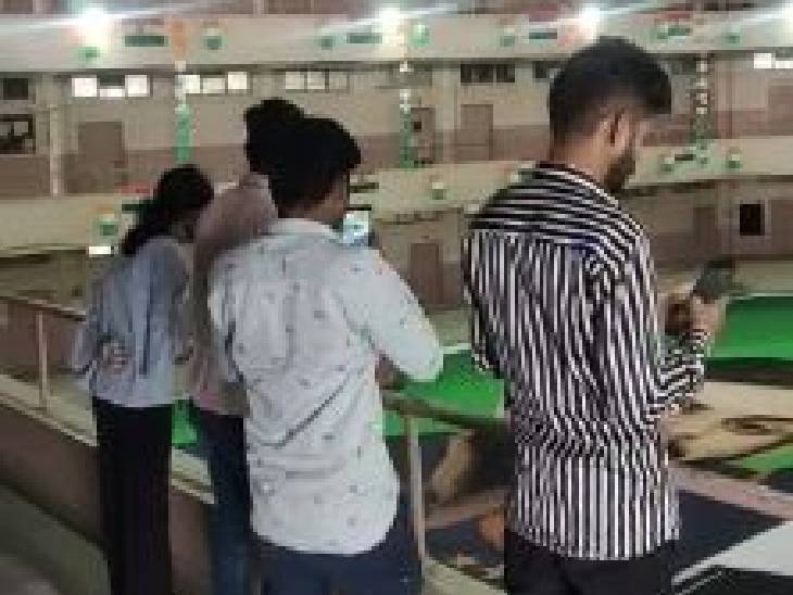 रंगोली बनाने में 48 घंटे लगे। इसे देखने के लिए लोगों की भीड़ जुट रही है।