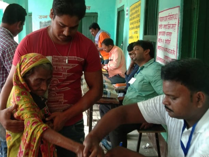 जमुई में 100 साल की वृद्ध महिला मतदान करते हुए।