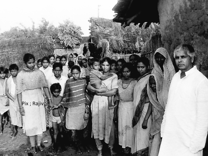 तस्वीर तब की है जब CM बनने के बाद पहली बार लालू गांव गए थे। फोटो - राजीव कांत