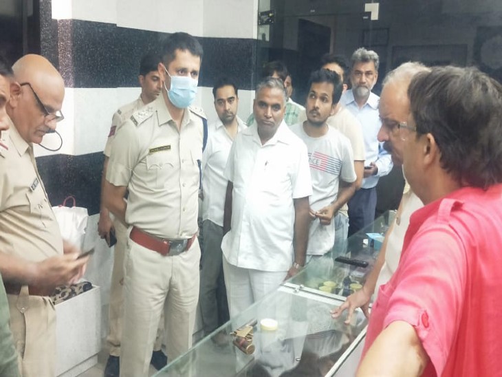 गुरुजी ज्वैलर्स में हुई लूट के बाद मौके पर पहुंची पुलिस।