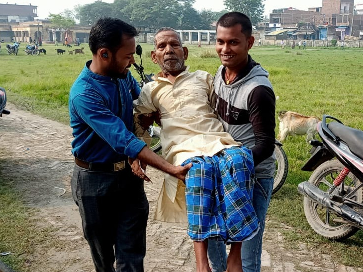 मुजफ्फरपुर की मनियारी पंचायत के महंथ मनियारी बूथ संख्या 399 पर ग्रामीण कपिलदेव पासवान (100) वर्ष वोट डालने पहुंचे।