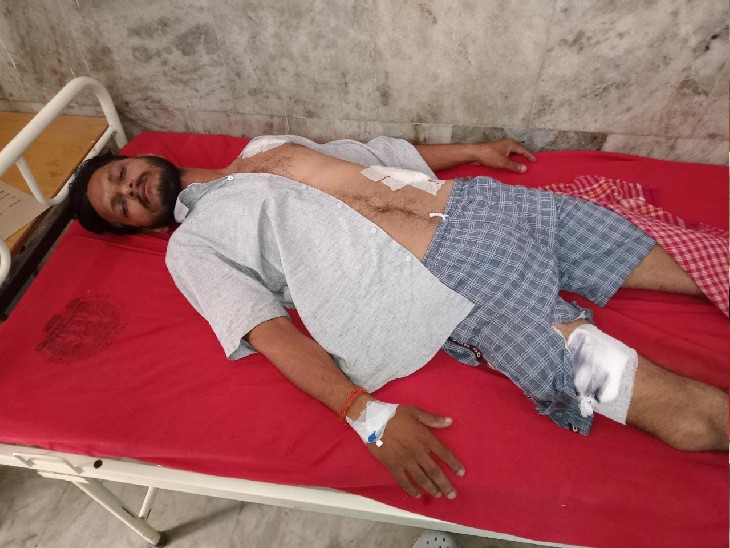 वैशाली सदर अस्पताल में घायल मुखिया प्रत्याशी।