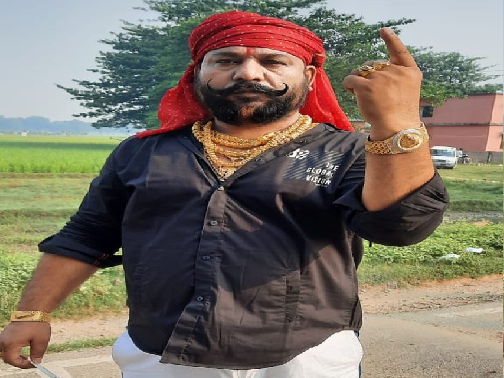 बिहियां प्रखंड के बासुदेवपुर गांव के बूथ संख्या-147 पर मतदान करने के बाद भोजपुर के गोल्डन मैन प्रेम सिंह।
