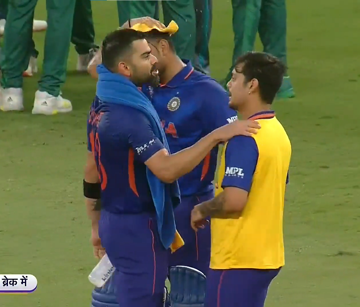 बार-बार ईशान मैदान पर आए।