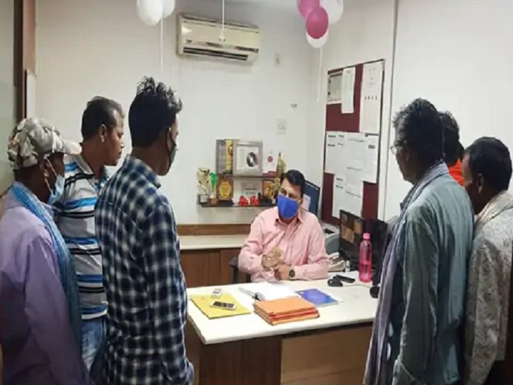 बैंक के मैनेजर से चर्चा करते पीड़ित किसान