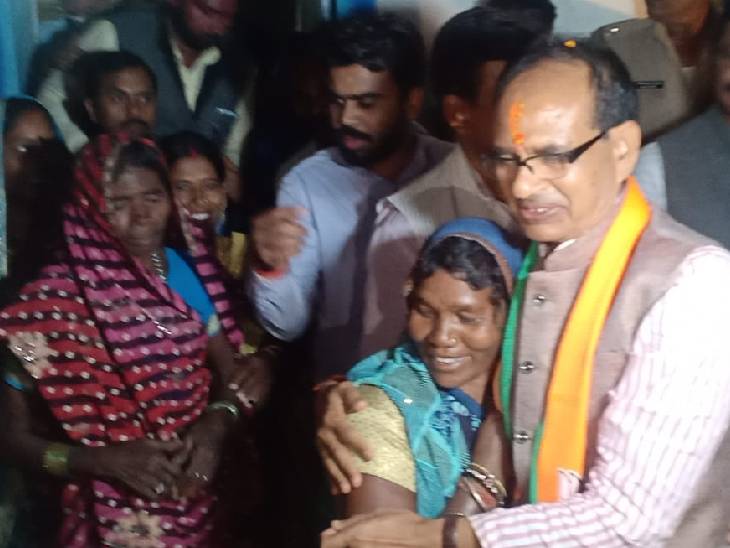 सीएम ने बसंती को गले लगाया।