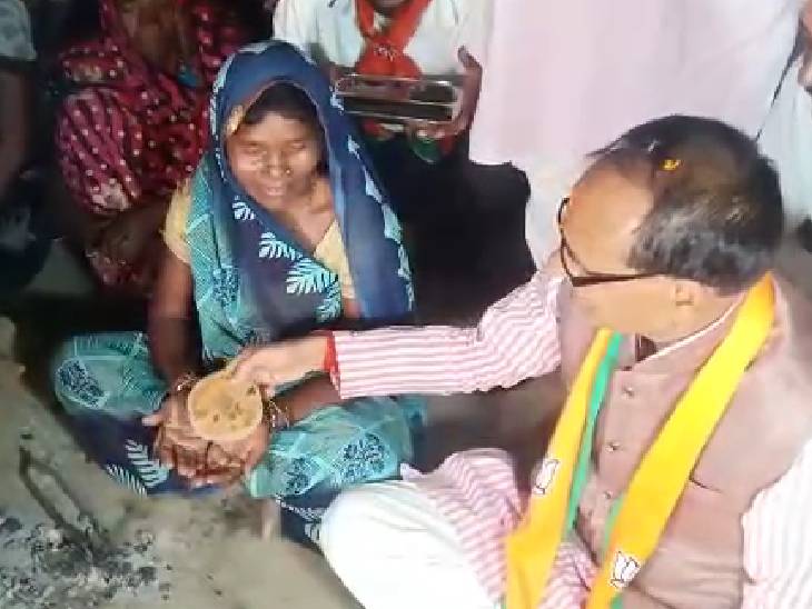 चूल्हे के पास बैठकर बसंती से बात करते सीएम।