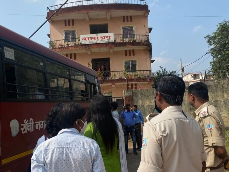 पुलिस की निगरानी में बच्चों को सुरक्षित दूसरी जगह भेज दिया गया।