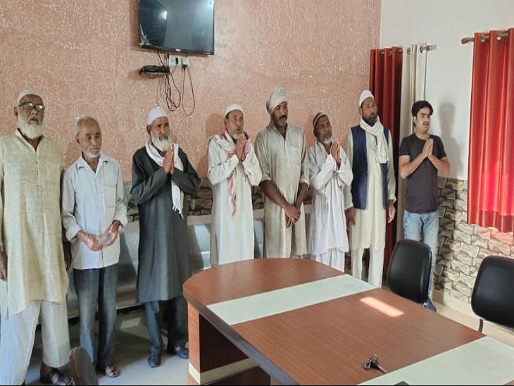 थाना मंसूरपुर पहुंचे डेढ दर्जन से अधिक लोगों ने भविष्य में कभी भी गोकशी न करने की कसम खाई। - Dainik Bhaskar