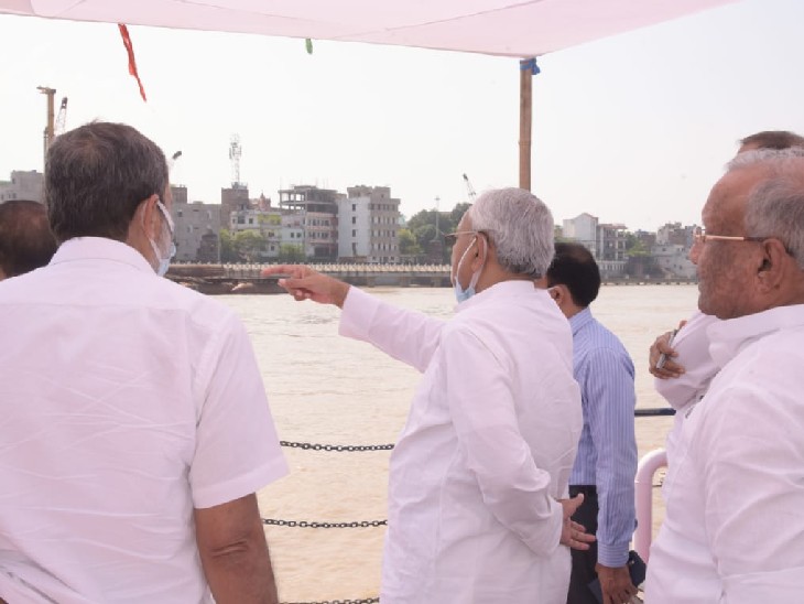 घाटों पर सुरक्षा के इंतजाम को लेकर निर्देश देते CM नीतीश कुमार।